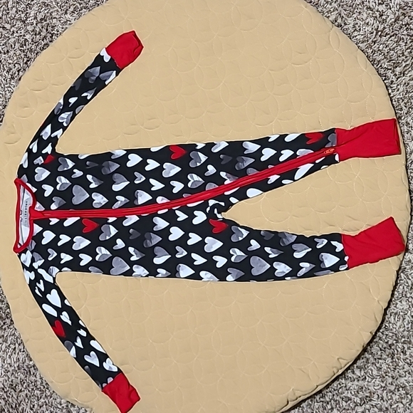 Little Sleepies Monochrome Hearts Zippy - Picture 1 of 4